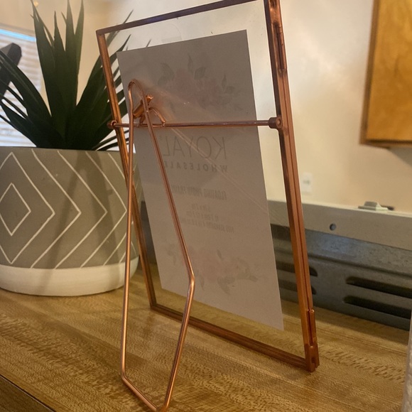 Rose Gold 5x7” Floating Photo Frame - Picture 2 of 3